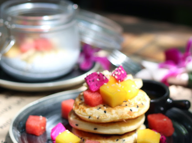 Vers bereid ontbijt met tropisch fruit