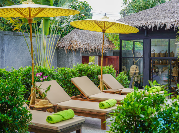 Loungers bij de spa van Lan Sabai