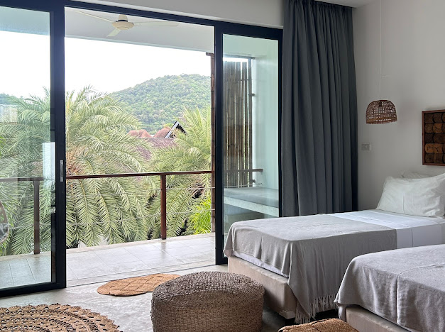 Kamer met uitzicht op de heuvels van Phuket